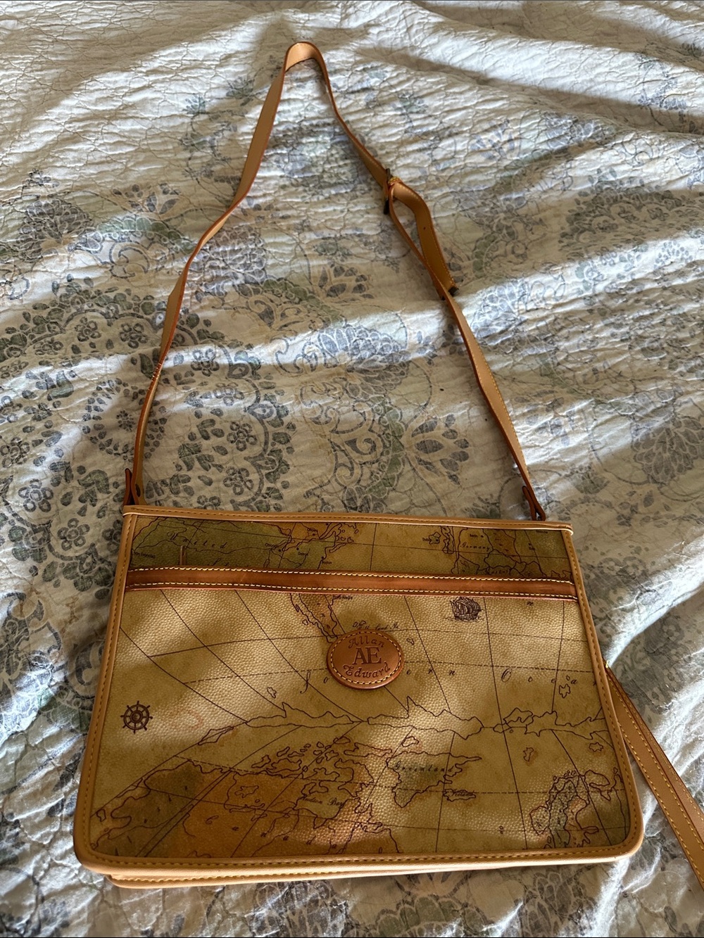 The vintage Allan Edward Geo Classic crossbody bag